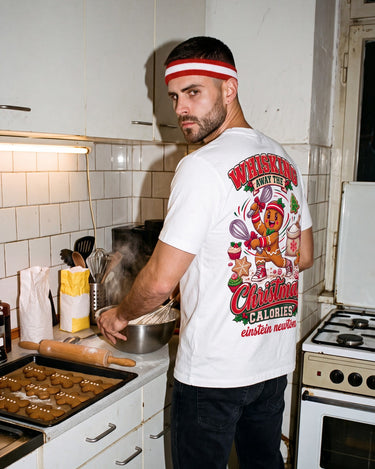 Conrad in der Küche im Lebkuchenmann-Shirt