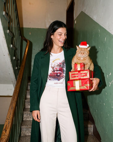 Daniela im Treppenhaus mit Katze, Shirt Katzenschlittenfahrt